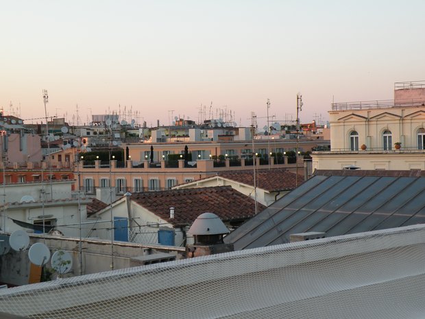  terrasse cernée par des globes lumineux